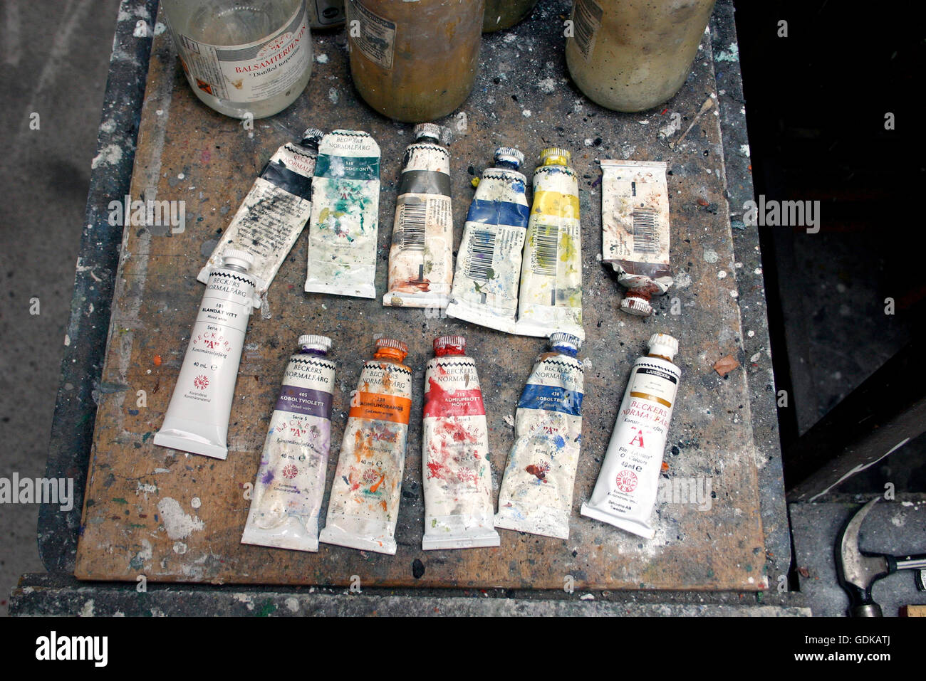 Farbtuben im Atelier der Künstlerin Stockfoto