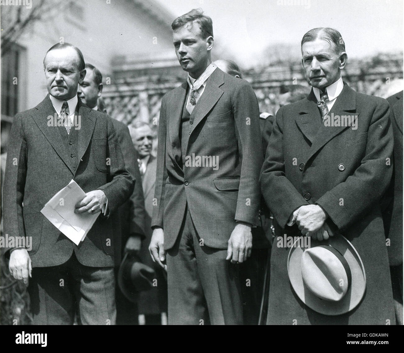 Charles A. Lindbergh erhält die Medal Of Honor von US-Präsident Calvin Coolidge als Anerkennung für seine Solo transatlantic Flug 1927. Stockfoto