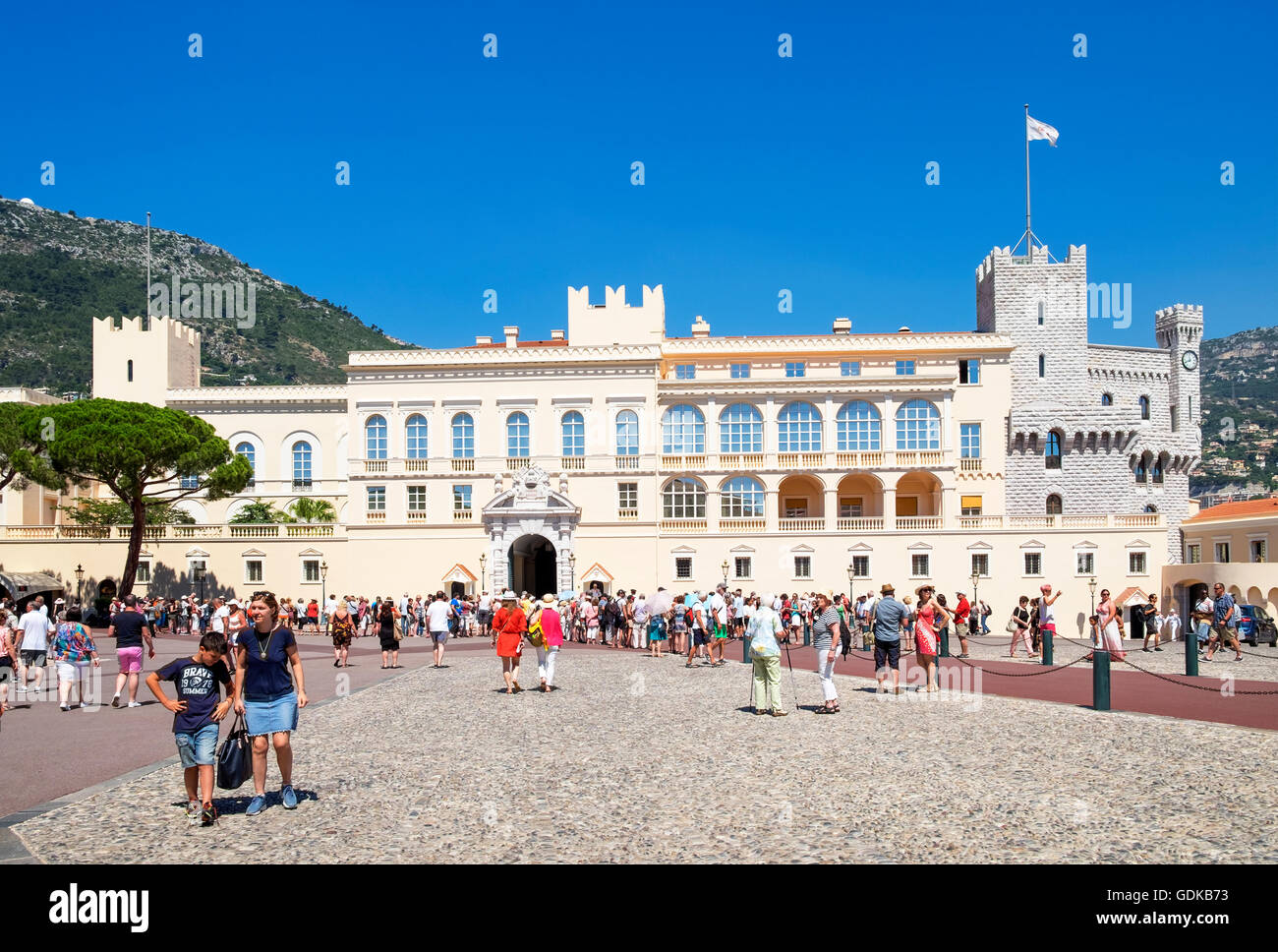 Touristen außerhalb der fürstlichen Palast von Monaco Stockfoto