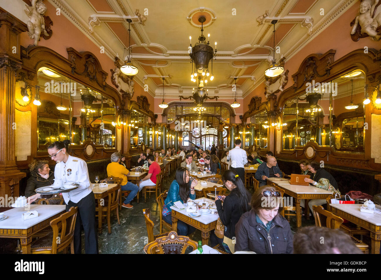 Café Majestic, Jugendstil-Café, Wirtshaus, Gäste an Tischen, Dining Restaurant, Panorama, Bezirk von Porto, Portugal, Porto, Stockfoto