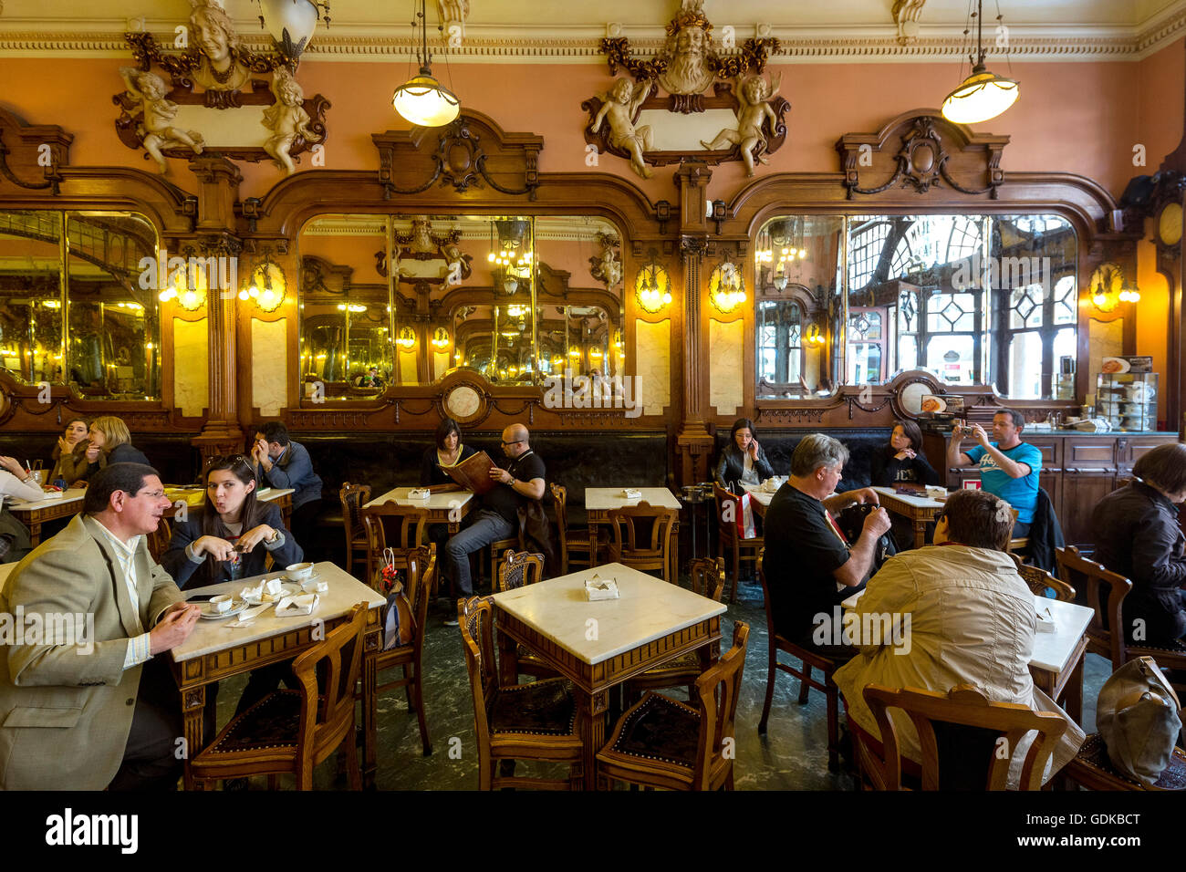Café Majestic, Jugendstil-Café, Wirtshaus, Gäste an Tischen, Dining Restaurant, Panorama, Bezirk von Porto, Portugal, Porto, Stockfoto