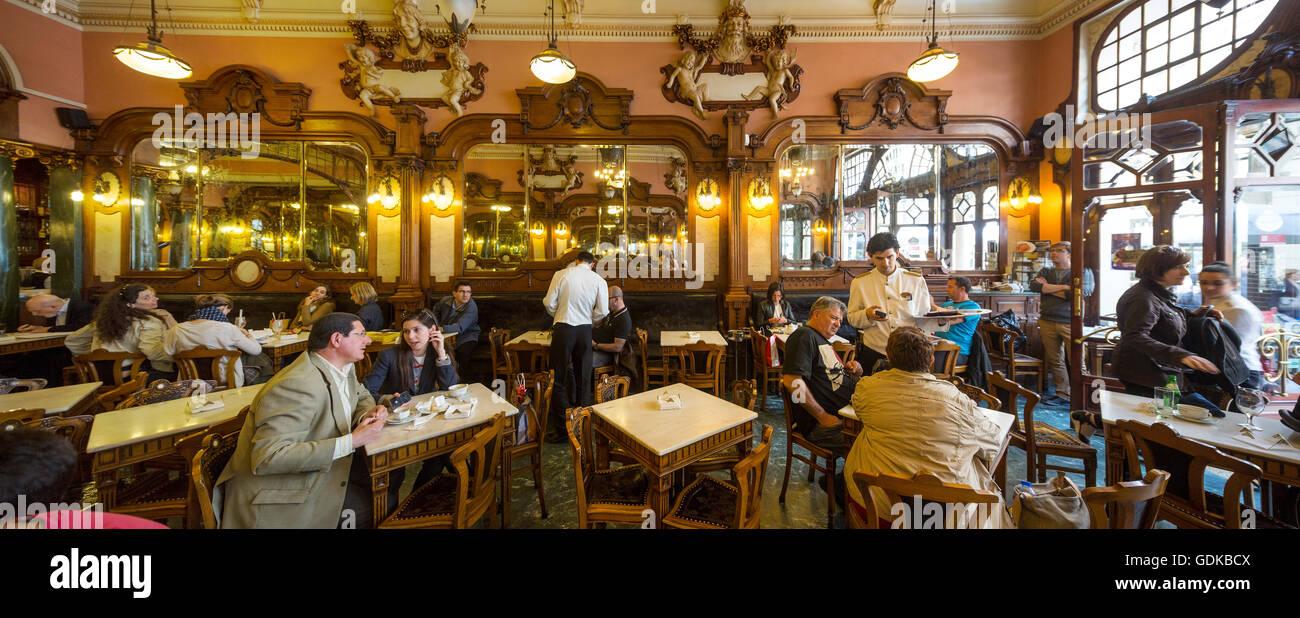 Café Majestic, Jugendstil-Café, Wirtshaus, Gäste an Tischen, Panorama, Dining Restaurant, Porto, Bezirk von Porto, Portugal, Euro Stockfoto