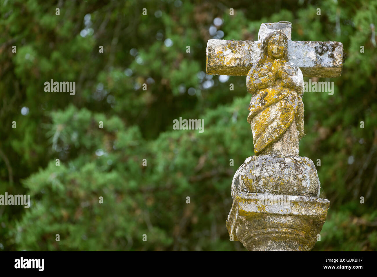 Kreuz-Statue im Hof des Palastes, Casa de Mateus, Palast mit großen Gärten, Vila Real, Vila Real Bezirk verwittert, Stockfoto