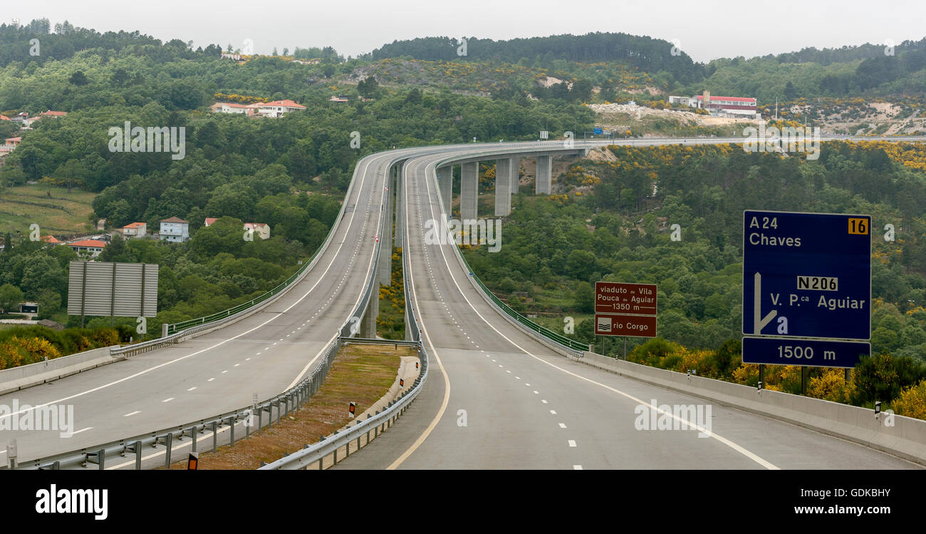 Autobahn A24, Autobahnbrücke, Mondrões, Maut auf den portugiesischen Straßen, Verkehrszeichen, Mondrões, Distrikt Vila Real, Portugal, Stockfoto