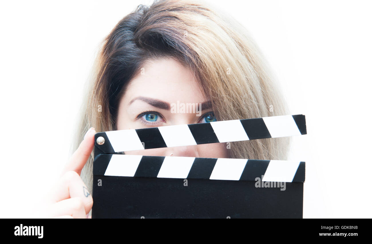 Junge blaue Augen blonde Frau Schauspielerin hautnah mit Film Klöppel hinter Gesicht Stockfoto