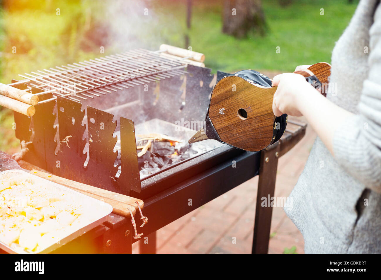 Eine Sommer-Grillparty vorbereiten Holzkohlegrill. Lifestyle-Bild, natürliche leichte, flache Schärfentiefe, leichte Undichtigkeit. Stockfoto