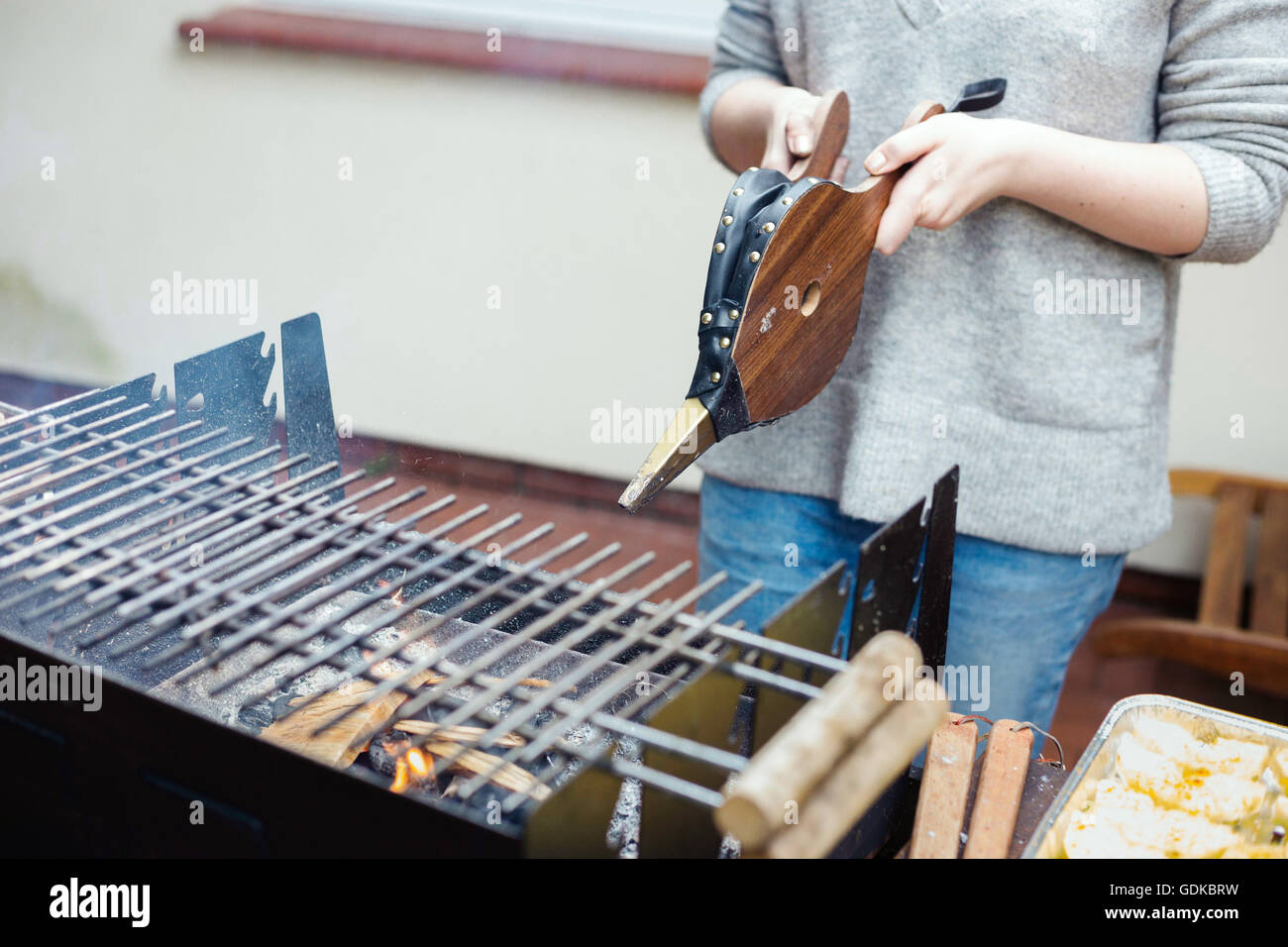 Eine Sommer-Grillparty vorbereiten Holzkohlegrill. Lifestyle-Bild, natürliches Licht, flache Schärfentiefe. Stockfoto
