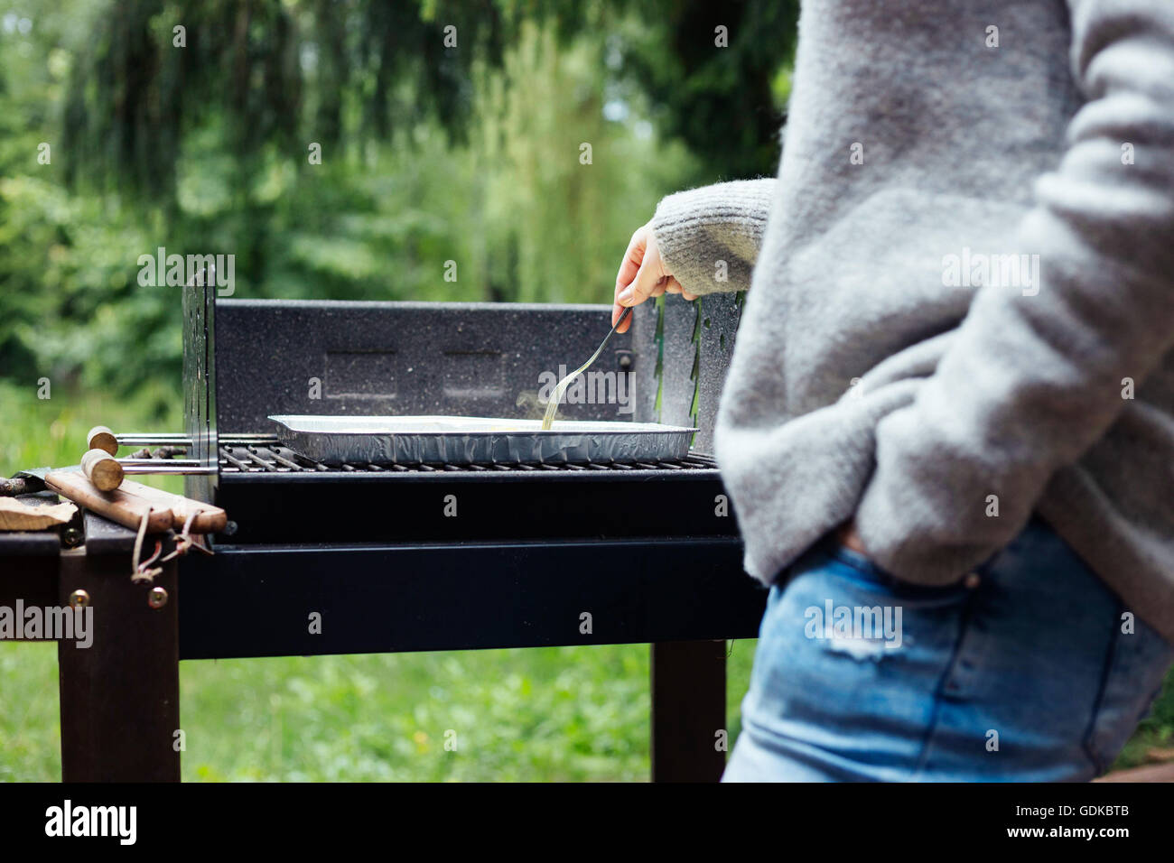 Eine Sommer-Grillparty vorbereiten Holzkohlegrill. Lifestyle-Bild, natürliches Licht, flache Schärfentiefe. Stockfoto