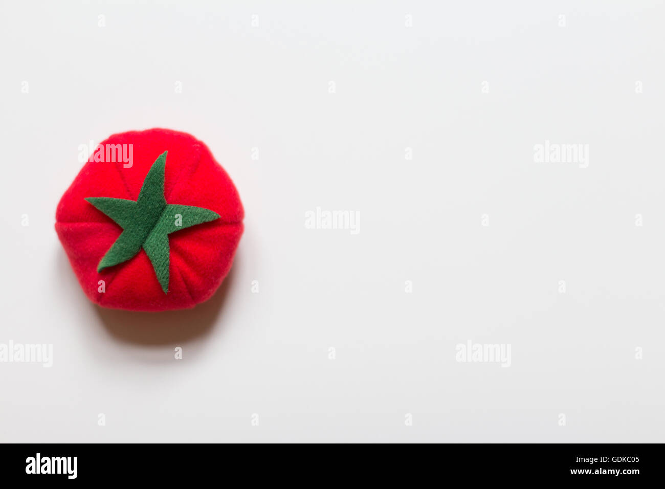 Stoff-Tomate auf weißem Hintergrund - gesunde Ernährung Stockfoto
