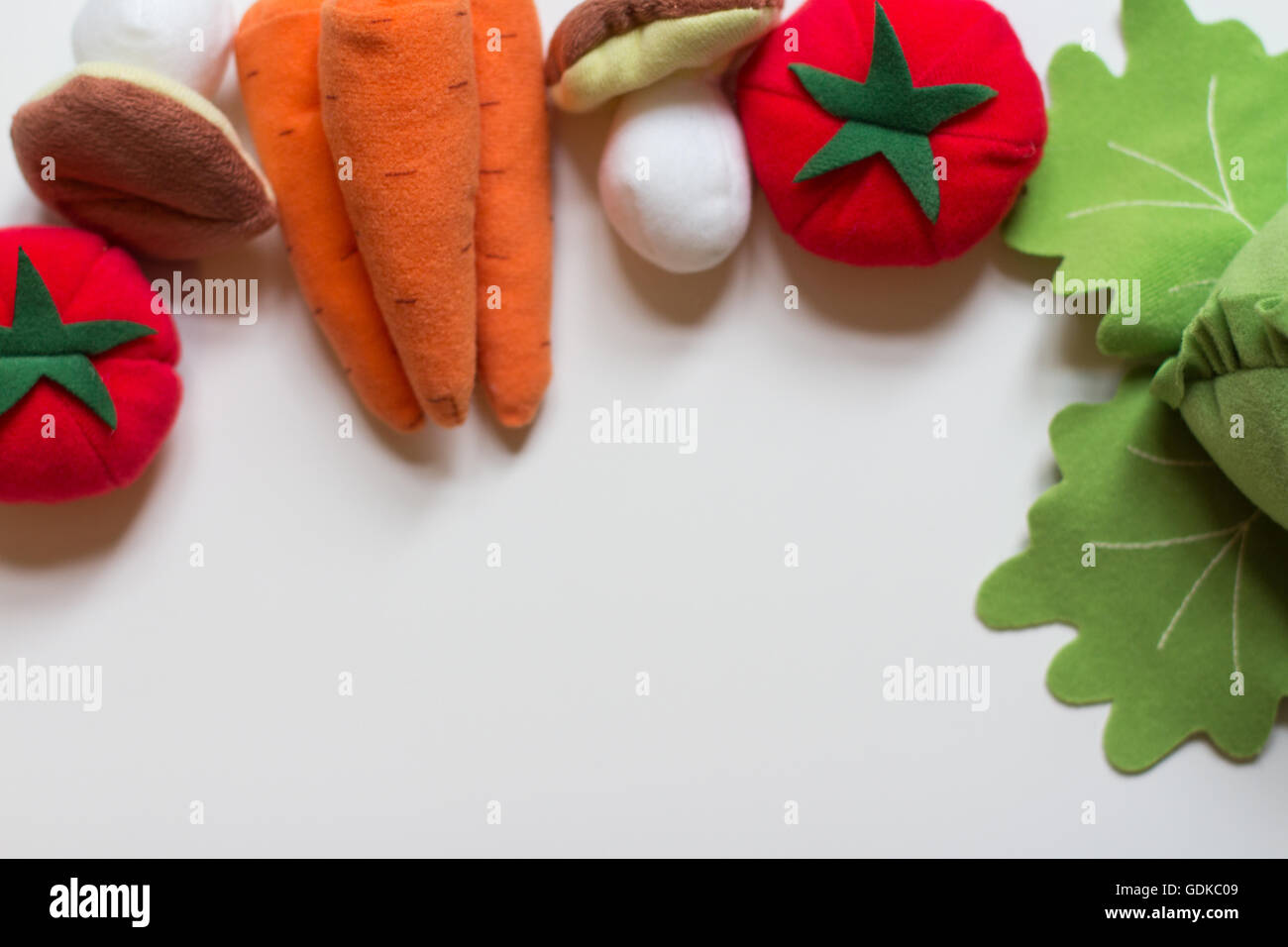 gemischtes Gemüse auf weißem Hintergrund - gesunde Ernährung Stockfoto