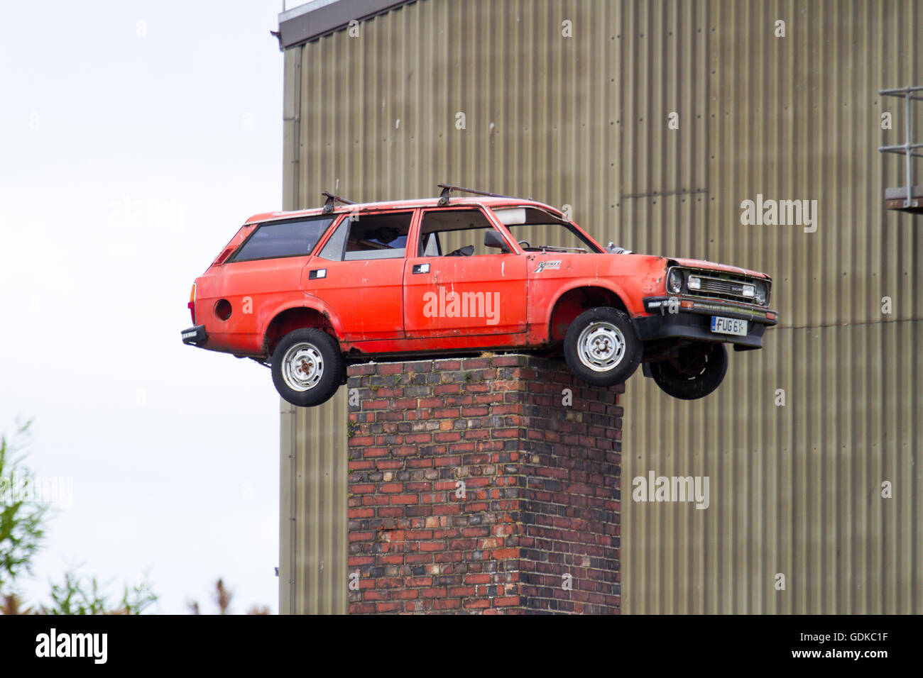 Schlecht geparktes rotes Austin Marina Estate Car auf Ziegelsteinsockel, Fleetwood, Nr Blackpool, Großbritannien Stockfoto