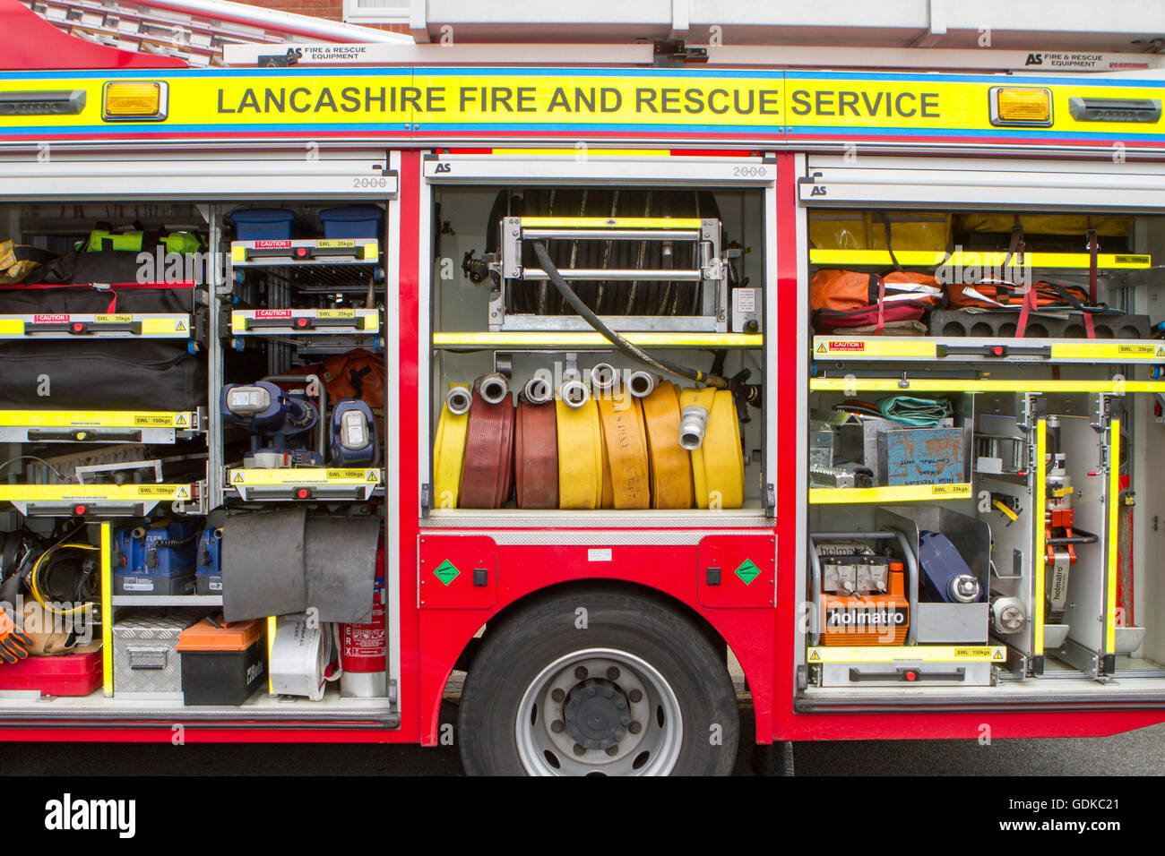 Lancashire Feuer und Rettung Service; Feuerwehrmann Feuerwehr Feuerwehrmann Feuerwehr Rettungsdienst Lebensretter fire truck Schläuche Werkzeuge & Ausrüstung. Stockfoto