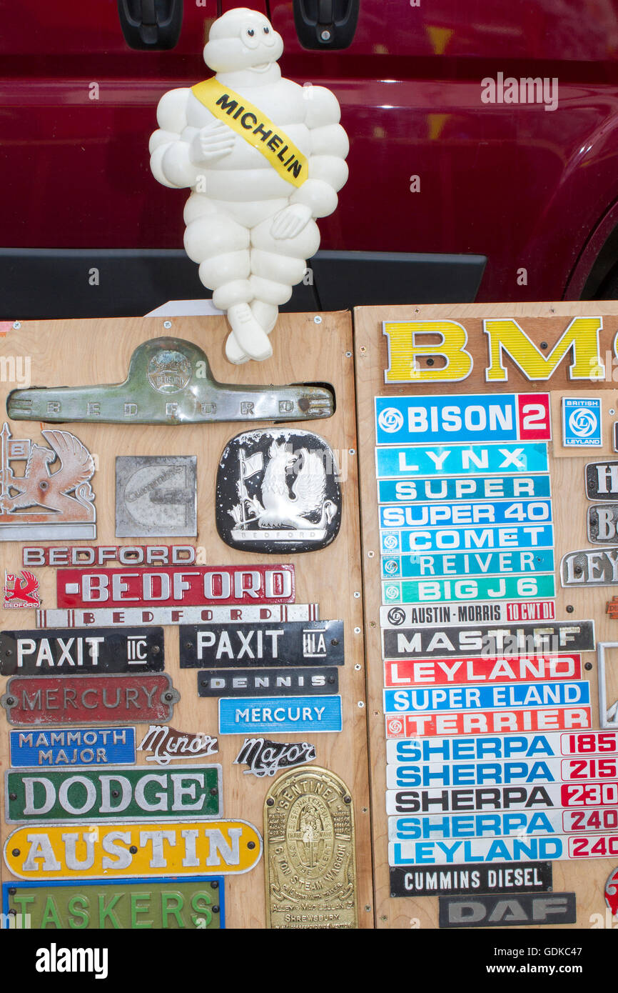 marken vergangener Zeiten, klassische Sammler für den Transport, die Erinnerungsstücke zum Auto machen. Motorsport Automobilia, Werbeschilder und Autozubehör zum Verkauf. Stockfoto