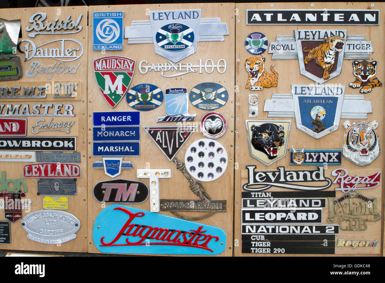 marken vergangener Zeiten, klassische Sammler für den Transport, die Erinnerungsstücke zum Auto machen. Motorsport Automobilia, Werbeschilder und Autozubehör zum Verkauf. Stockfoto