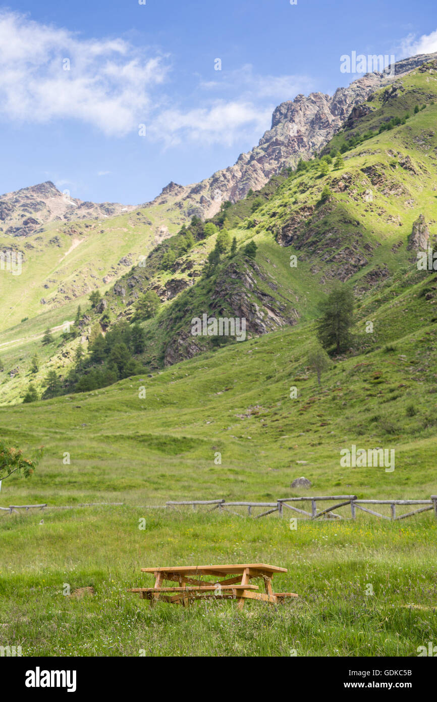 Pic-Nic-Tabelle auf Bergblick Stockfoto
