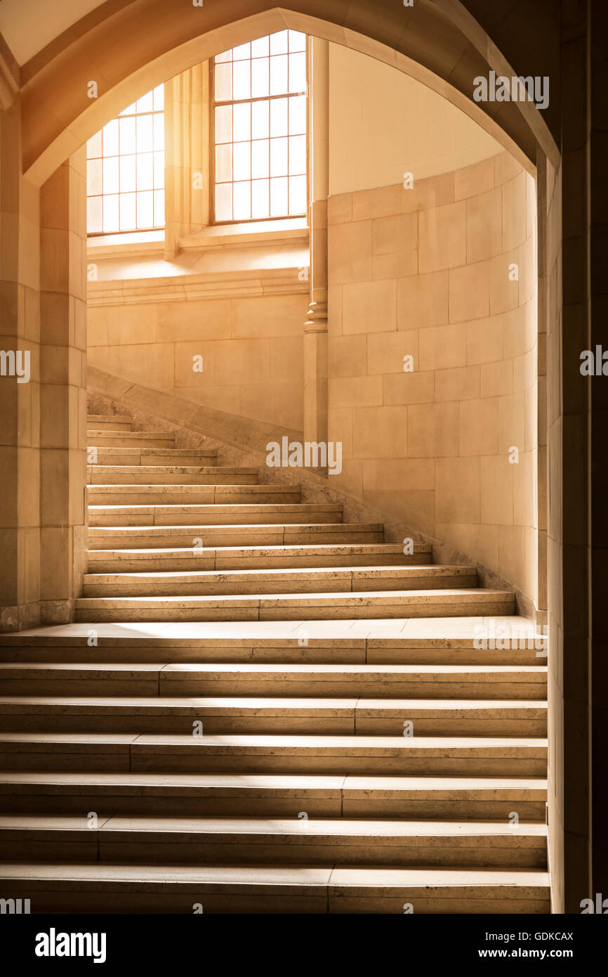 Klassische gotische steinerne Treppe Treppenhaus Treppenhaus und Torbogen. Ivy league College Universität Gebäude Bildungskonzepte. Stockfoto