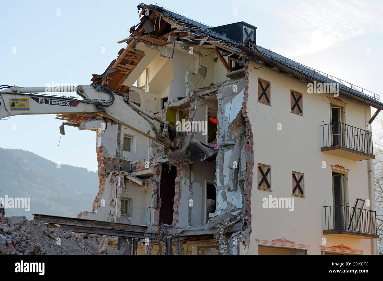 Bagger Schaufel reißt die Wand hinunter, Abriss eines Gebäudes, Bad Heilbrunn, Upper Bavaria, Bavaria, Germany Stockfoto