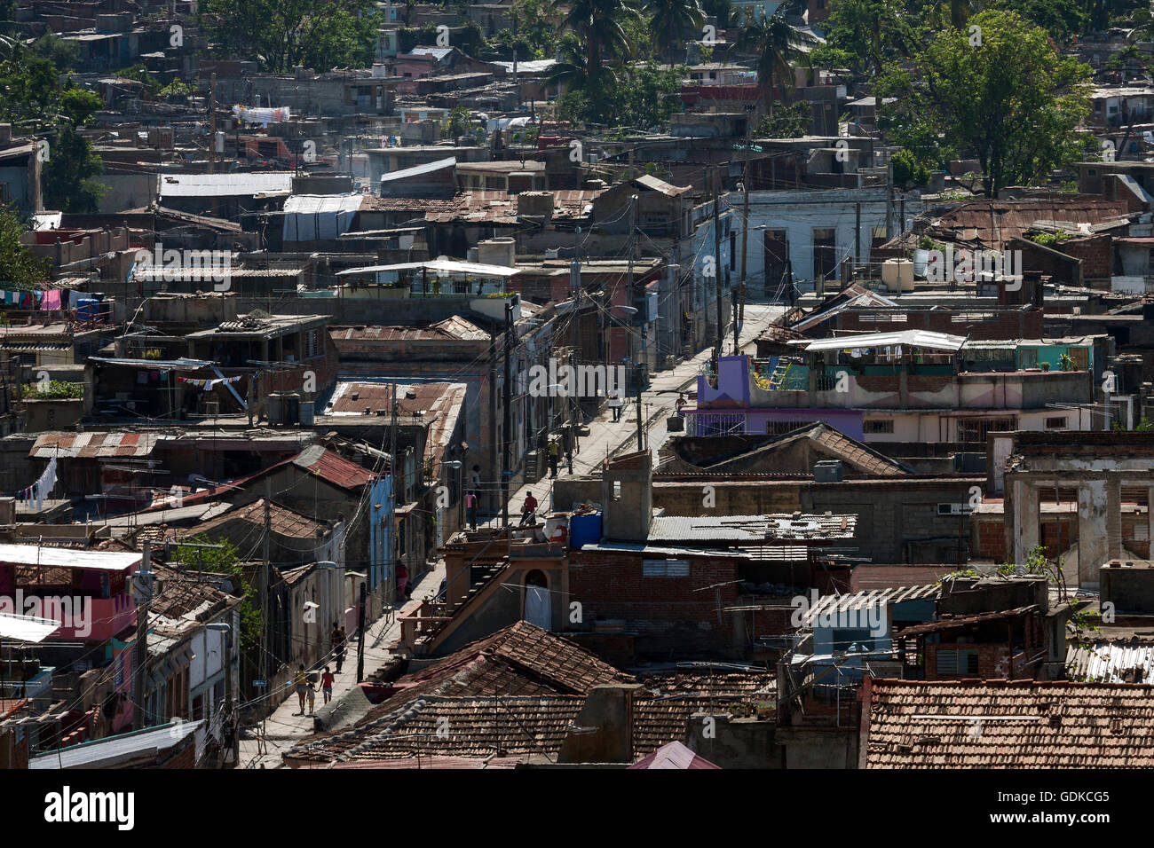 Häuser und Dächer von einer Wohngegend, Slum am Stadtrand von Santiago De Cuba, Provinz Santiago De Cuba, Kuba Stockfoto