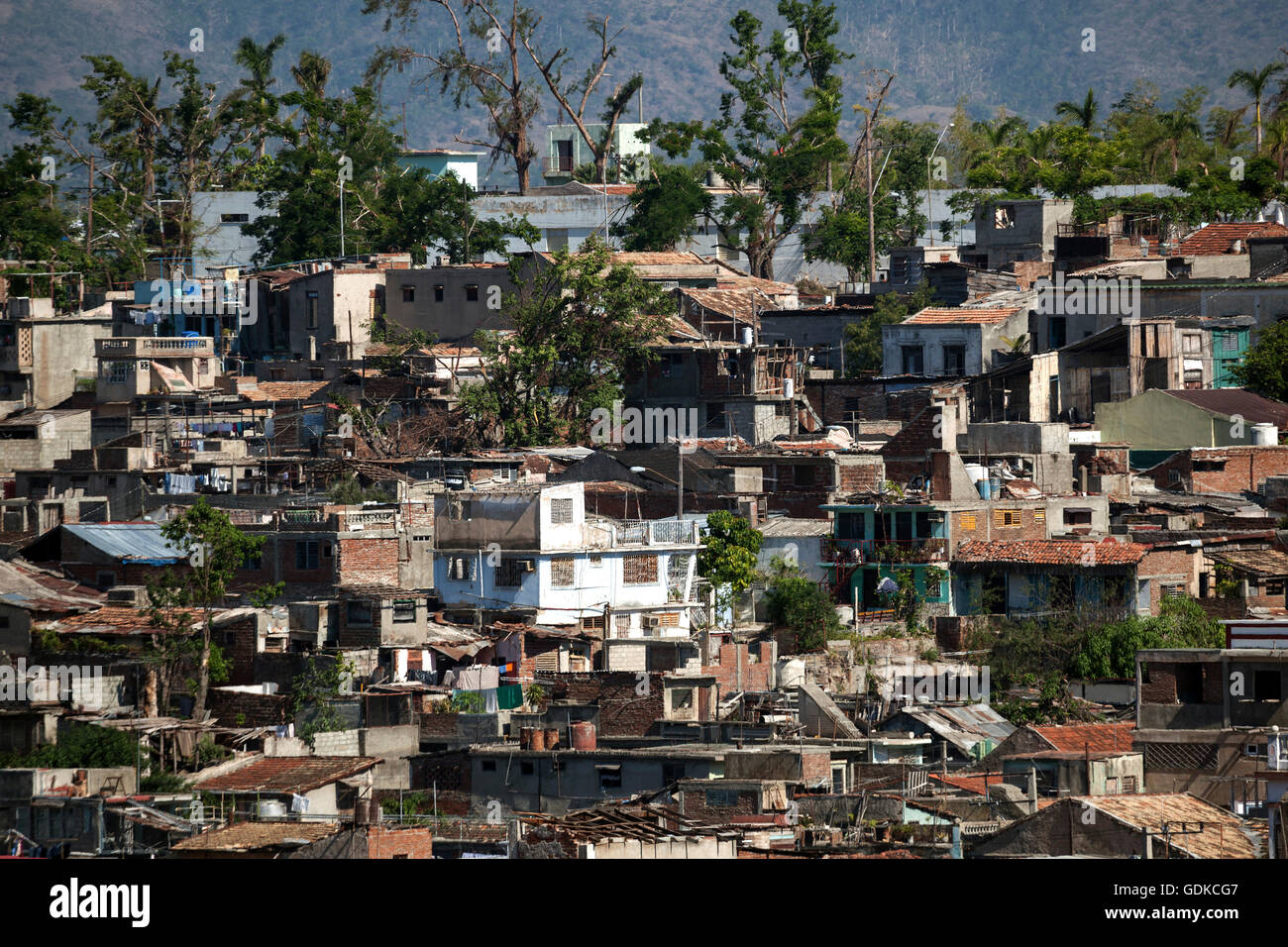 Häuser und Dächer von einer Wohngegend, Slum am Stadtrand von Santiago De Cuba, Provinz Santiago De Cuba, Kuba Stockfoto