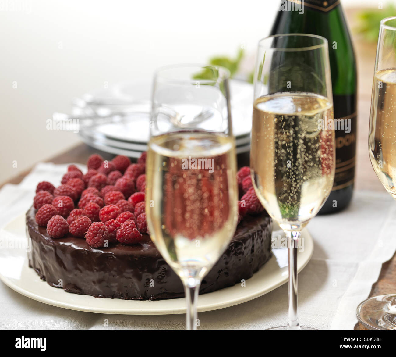 Himbeer-Schokoladen-Kuchen mit Sekt Stockfotografie - Alamy