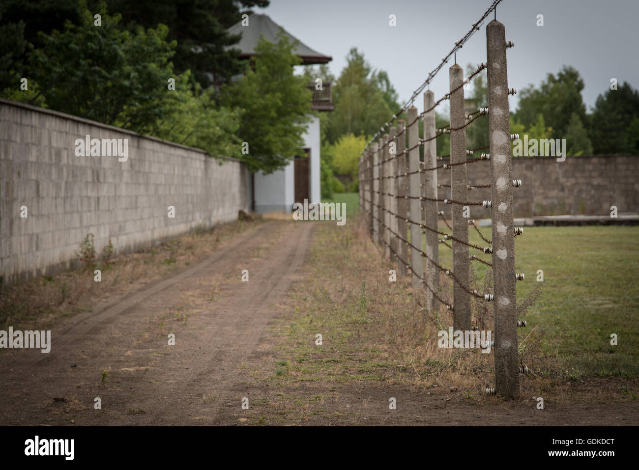 Sachsenhausen ist ein Nazi-Konzentrationslager, in der Gegend namens Sandhausen im September 1938 abgeschlossen (heute Sachsenhausen) von der Stadt Oranienburg, 35 Kilometer nördlich von Berlin. Seit 22. März 1936, hatte er als Arbeitslager für politische Gefangene tätig. Es war eines der größten Konzentrationslager in Deutschland, wo etwa 30.000 Häftlinge durch ein Erschießungskommando starben, von Not, Hunger, Ruhr und Lungenentzündung sowie medizinische Experimente. Viele waren auch mit LKW Auspuff beseitigt. Neben Juden die Lager Häftlinge waren vor allem politische Gefangene, Menschen beschuldigt, antisoziale oder d Stockfoto