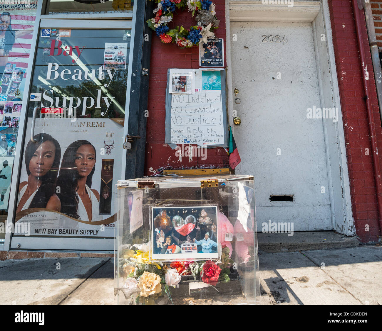 Eine provisorische Gedenkstätte für Eric Garner sitzt auf dem Bürgersteig entlang der Bay Street neben wo er starb. Am zweiten Jahrestag des Todes von Eric Garner bei seiner versuchten Festnahme von NYPD Offizier Daniel Pantaleo Black lebt Angelegenheit Koalitionsmitglieder und Anhänger versammelten sich an der Stelle seines Todes an der Bay Street und marschierte auf die 120. Bezirk von der NYPD zeitweise üben zivilen Ungehorsams als Community Affairs NYPD Offiziere versuchten, den Marsch zu regulieren , in Tompkinsville, Staten Island. (Foto von Albin Lohr-Jones/Pacific Press) Stockfoto