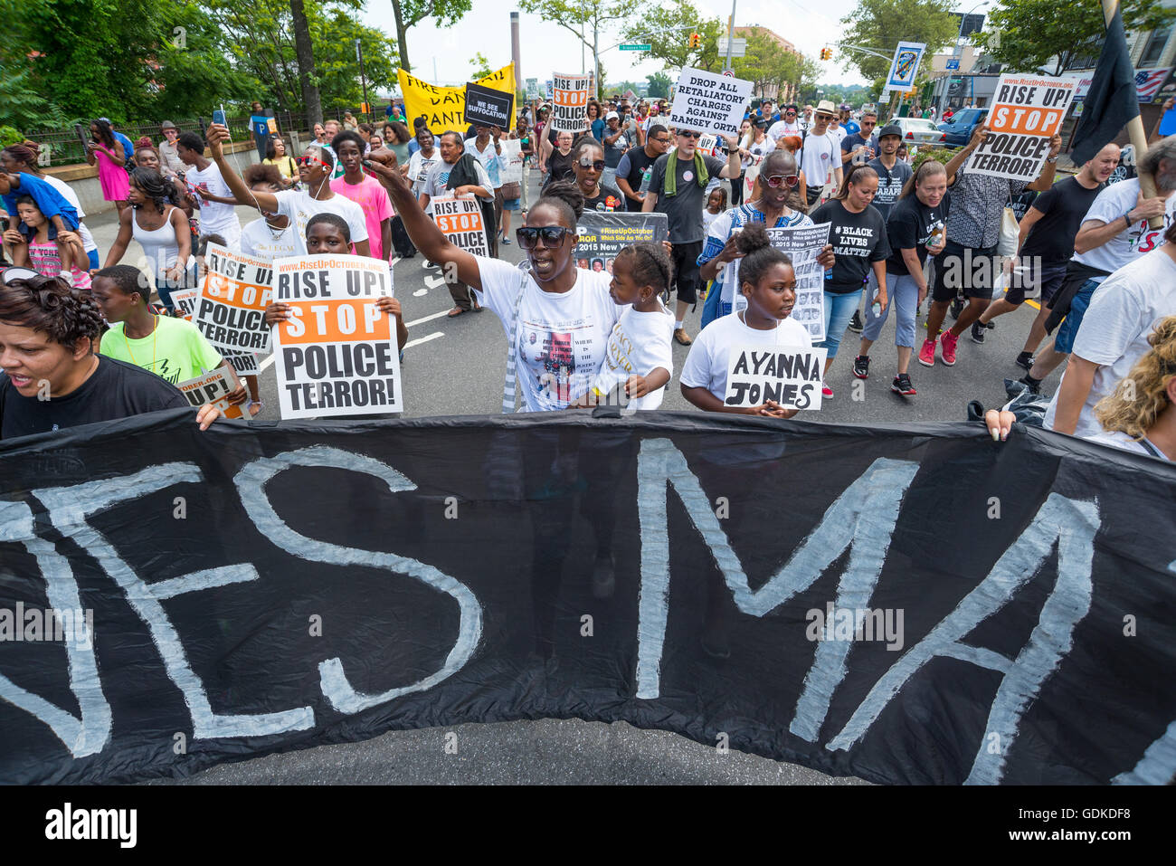 New York, Vereinigte Staaten von Amerika. 17. Juli 2016. Rallye-Teilnehmer halten Zeichen nahe dem Aufstellungsort des Eric Garners Todes. Am zweiten Jahrestag des Todes von Eric Garner bei seiner versuchten Festnahme von NYPD Offizier Daniel Pantaleo Black lebt Angelegenheit Koalitionsmitglieder und Anhänger versammelten sich an der Stelle seines Todes an der Bay Street und marschierte auf die 120. Bezirk von der NYPD zeitweise üben zivilen Ungehorsams als Community Affairs NYPD Offiziere versuchten, den Marsch zu regulieren , in Tompkinsville, Staten Island. Bildnachweis: Albin Lohr-Jones/Pacific Press/Alamy Live-Nachrichten Stockfoto