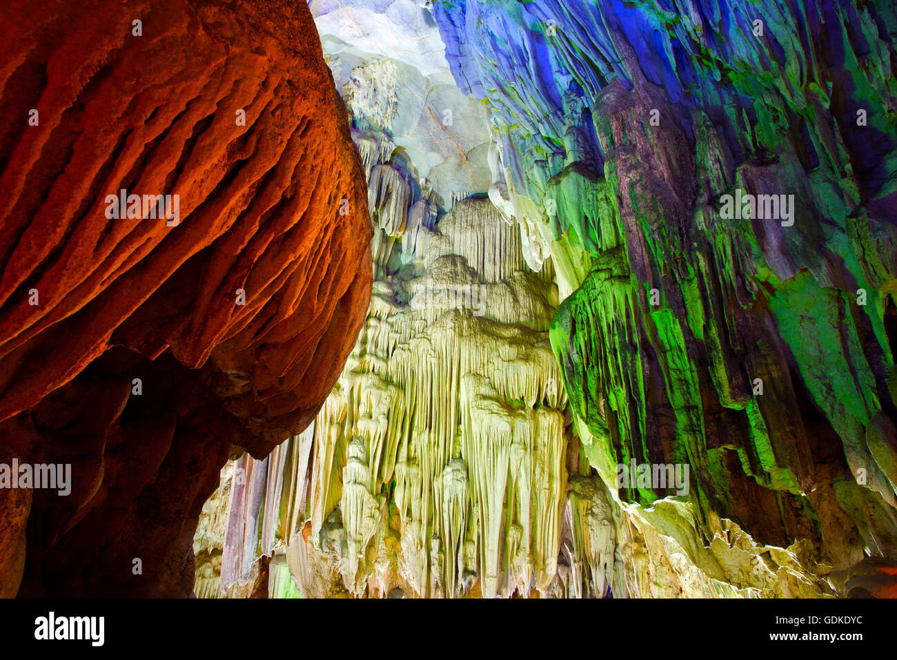 Die Tropfsteinhöhle in der Natur. Stockfoto