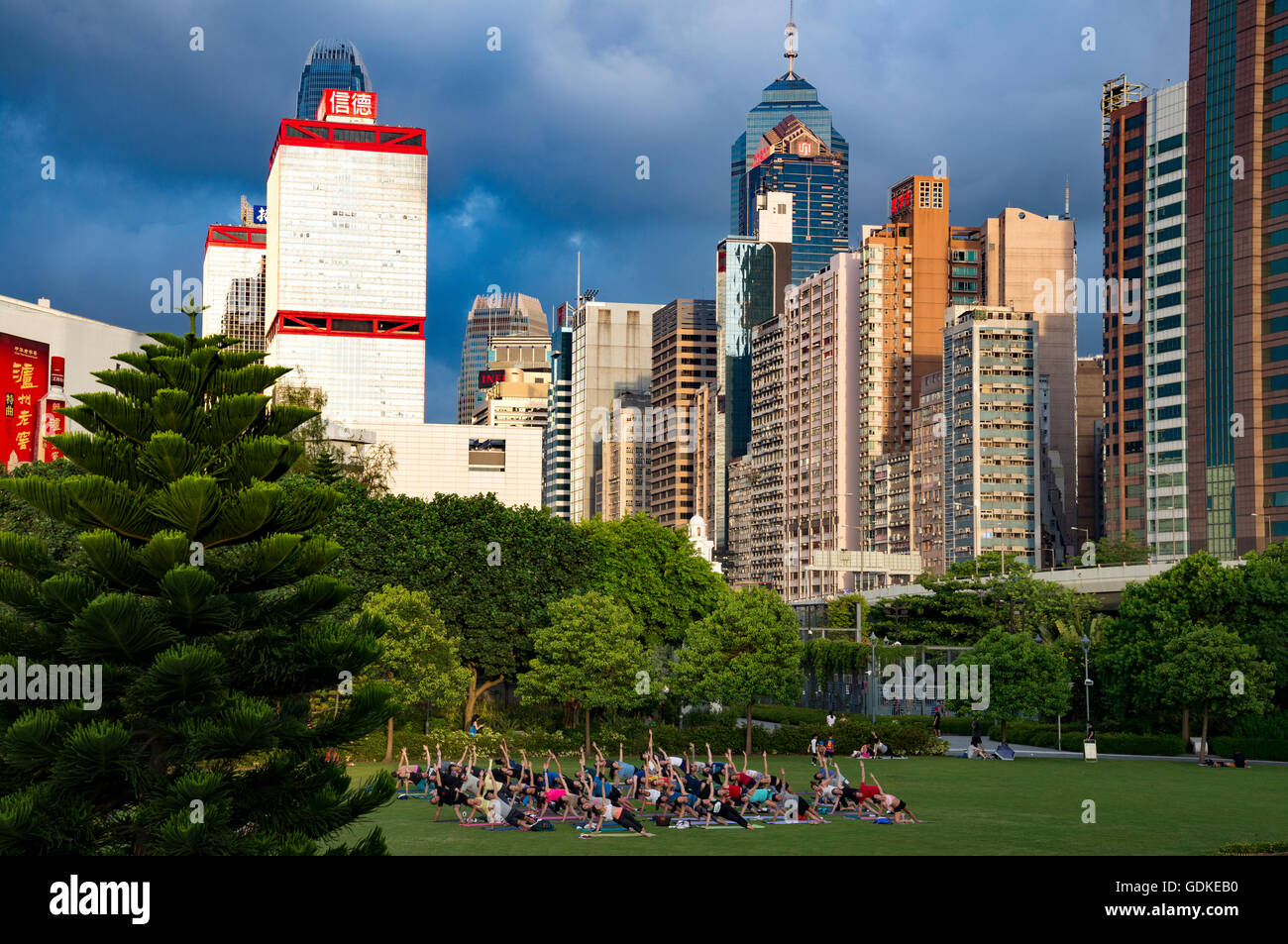 Menschen Sie Yoga zu praktizieren im Zentrum Stadt, Hong Kong, China. Stockfoto