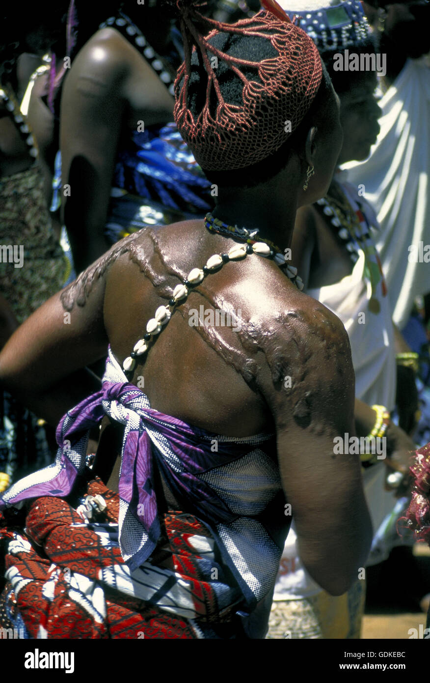 Rituelle Skarifizierung gilt als ein Zeichen der Ehre unter den Voodoo-Anhänger. West-Afrika. Stockfoto