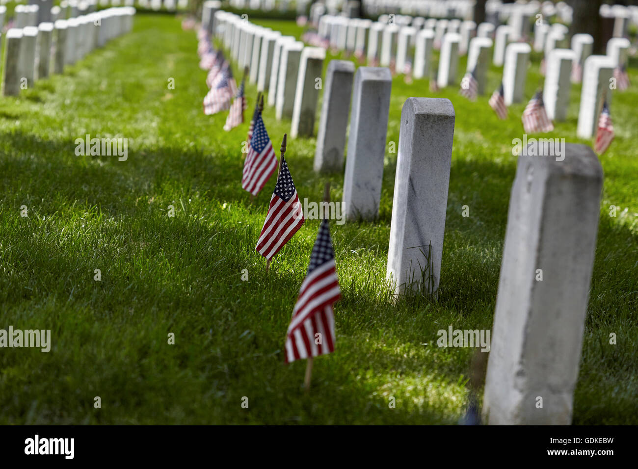 Flagge der Vereinigten Staaten auf Grabstätten auf dem Arlington National Cemetery am Memorial Day Stockfoto