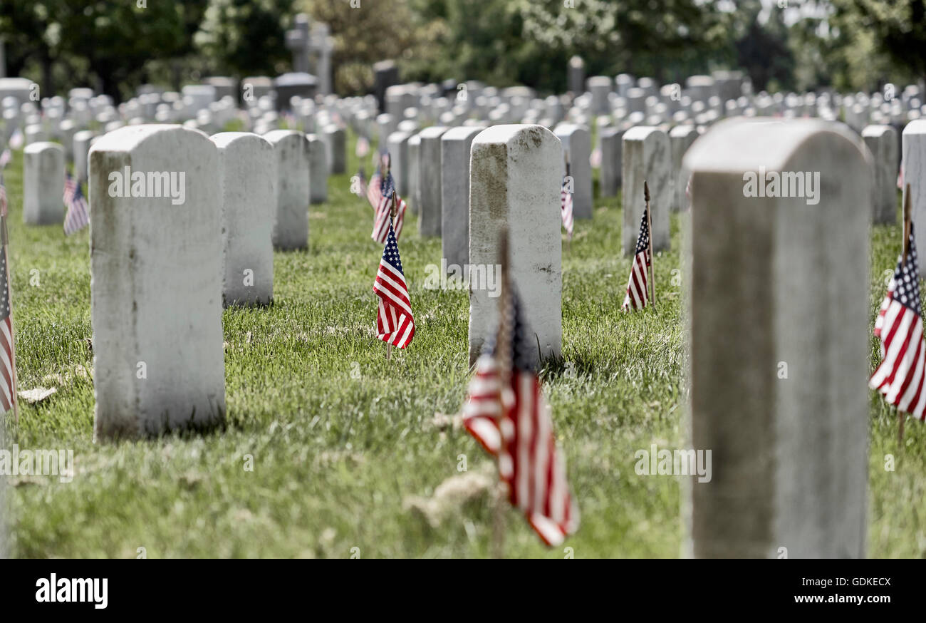 Flagge der Vereinigten Staaten auf Grabstätten auf dem Arlington National Cemetery am Memorial Day Stockfoto