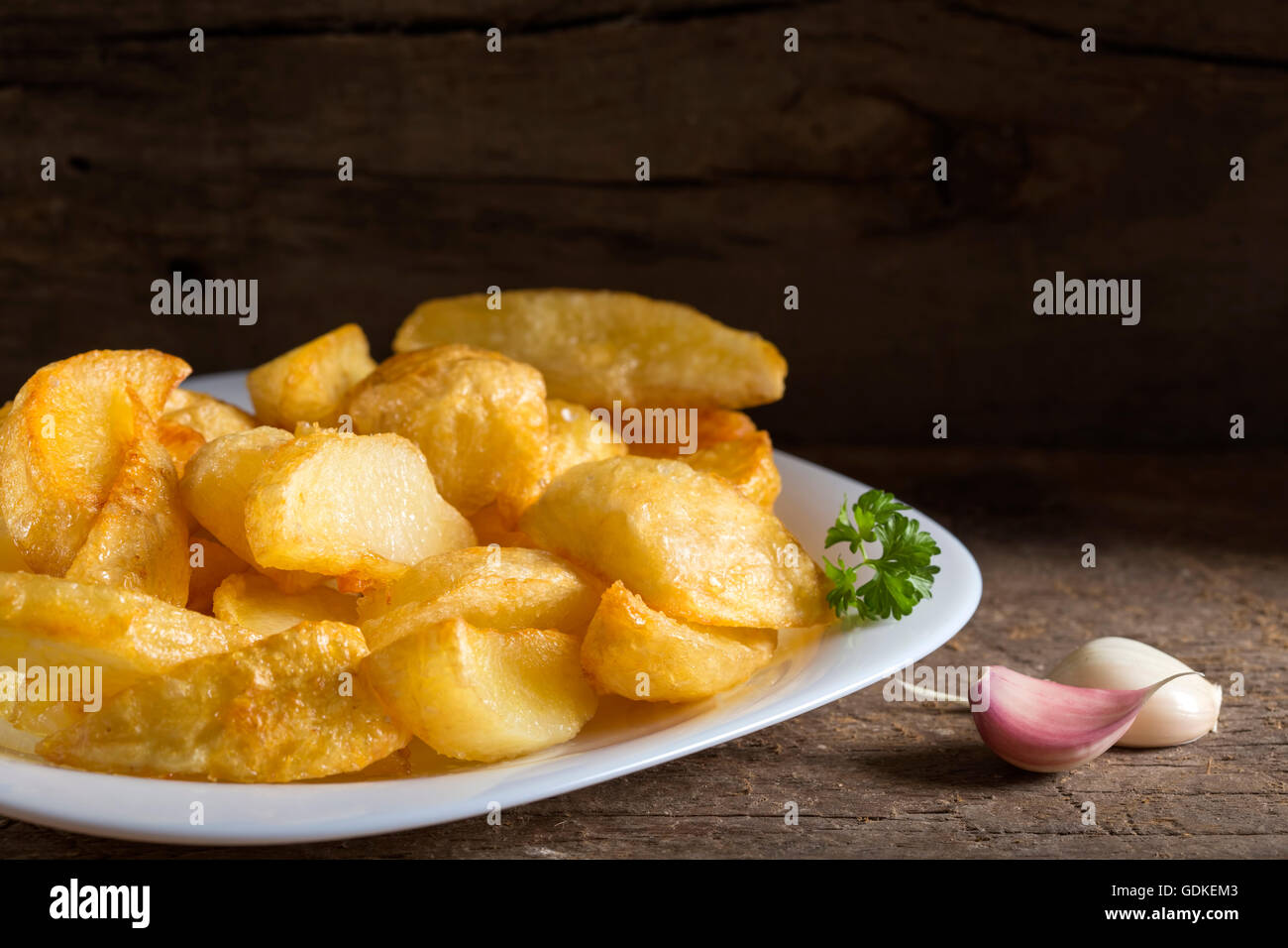 Portion hausgemachte Pommes Frites (Kartoffeln) auf weiße Platte und Holz rustikal Hintergrund Stockfoto