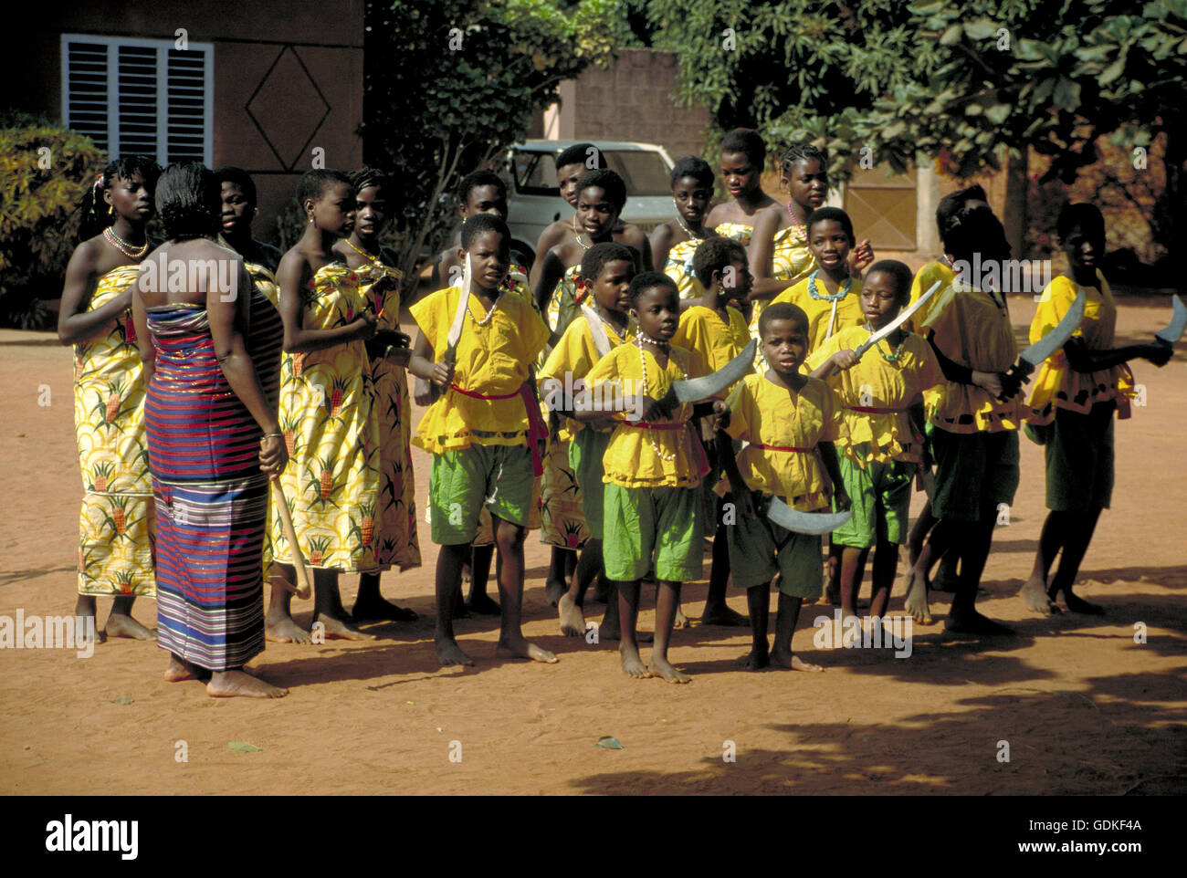 Frauen und Mädchen tanzen für den König von Abomey in Abomey, Benin. West-Afrika. Stockfoto