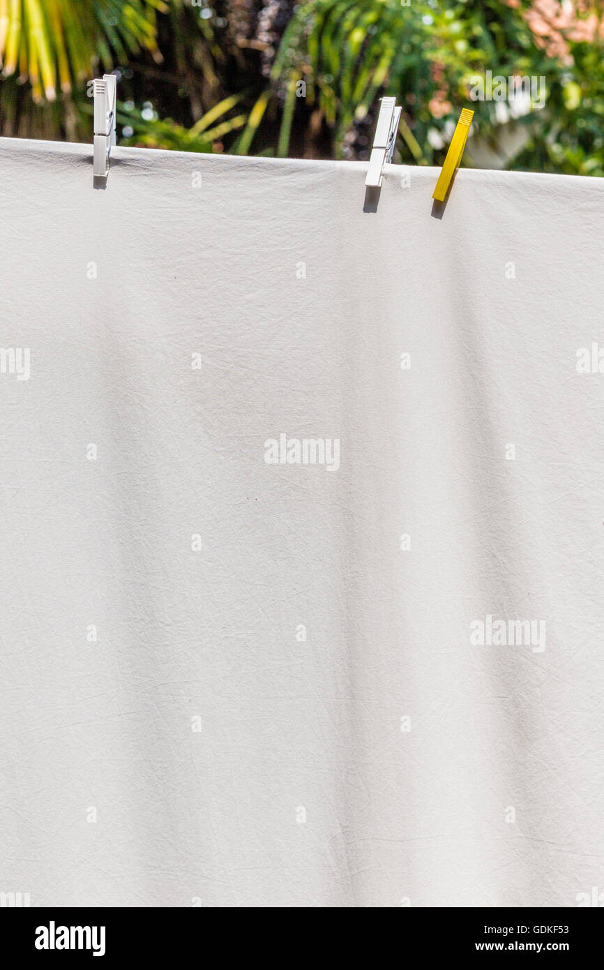 Kleidung zum Trocknen mit Heringe gehängt, aber nach dem Waschen sind sie noch schmutzig Stockfoto