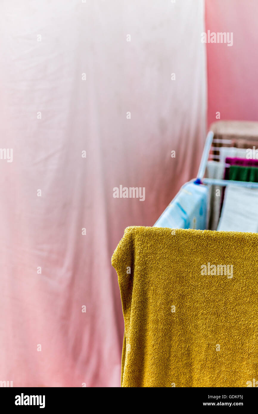 Kleidung zum Trocknen mit Heringe gehängt, aber nach dem Waschen sind sie noch schmutzig Stockfoto