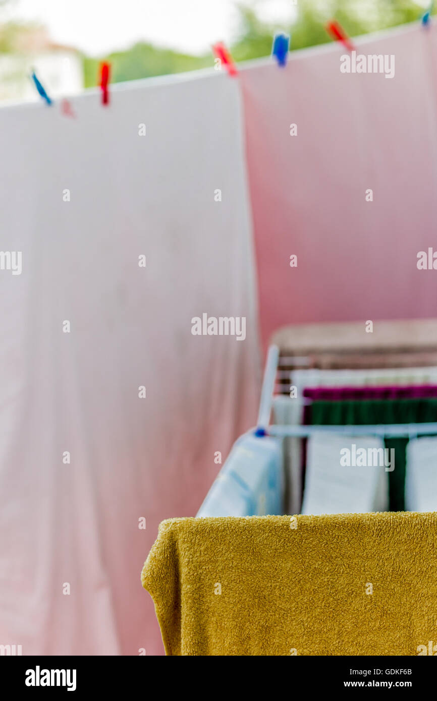 Kleidung zum Trocknen mit Heringe gehängt, aber nach dem Waschen sind sie noch schmutzig Stockfoto