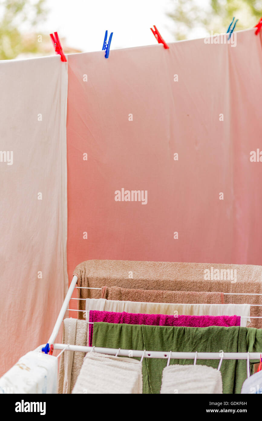 Kleidung zum Trocknen mit Heringe gehängt, aber nach dem Waschen sind sie noch schmutzig Stockfoto