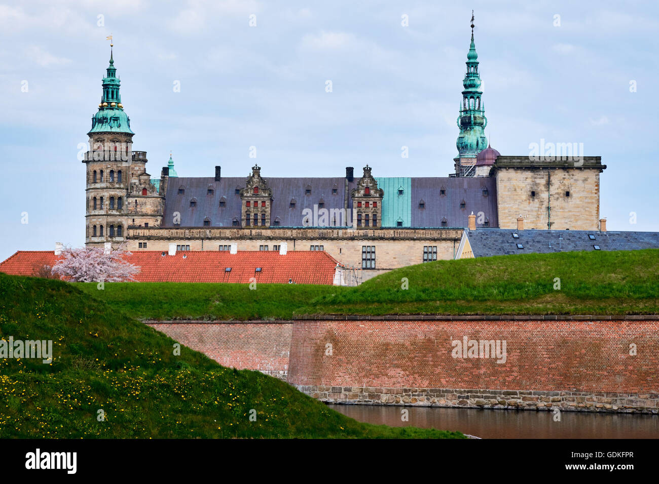 Elsinore Burg in Dänemark gesehen von der anderen Seite des Grabens mit vertikalen roten Backsteinmauern Stockfoto