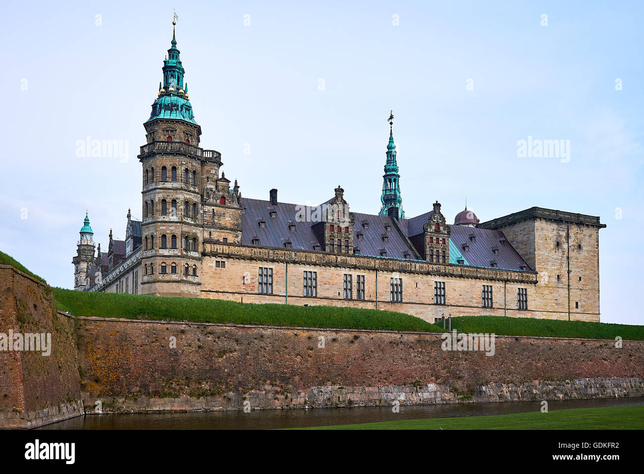 Elsinore Schloss der dänischen Renaissance mit grünen Cobber Turmspitzen und Schnörkel Details, erhebt sich über dem Graben Stockfoto