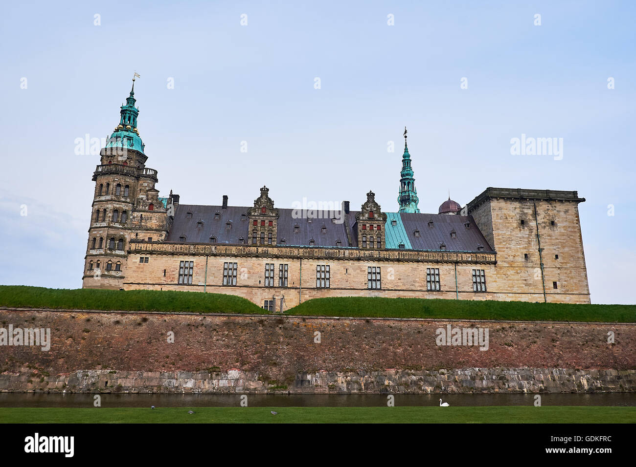 Nachschlagen im Schloss Helsingör in Dänemark, von der anderen Seite des Grabens, wo ein weißer Schwan herum schwimmen ist Stockfoto