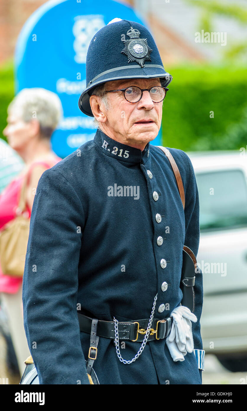 Woodhall Spa 1940er Jahren Festival - Polizisten in uniform mit Helm der 1940er Jahre gekleidet Stockfoto