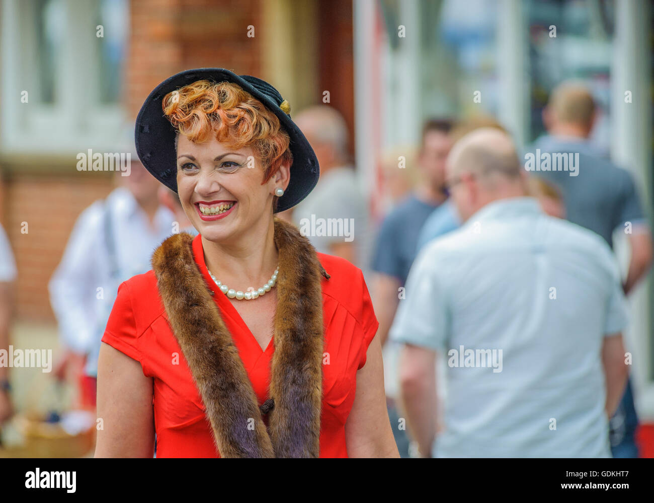 Woodhall Spa 1940 Festival - Frau im 40er Jahre Stil mit Fuchs Fell und Hut gekleidet Stockfoto