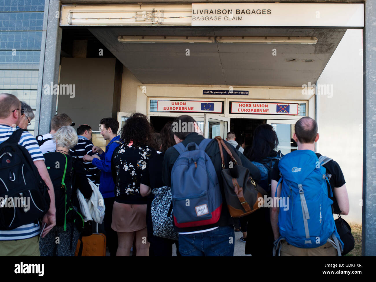 Warten französische Passkontrolle, mit einer Tür für Europäische Union und eine für nicht EU-Passagiere gehen Stockfoto