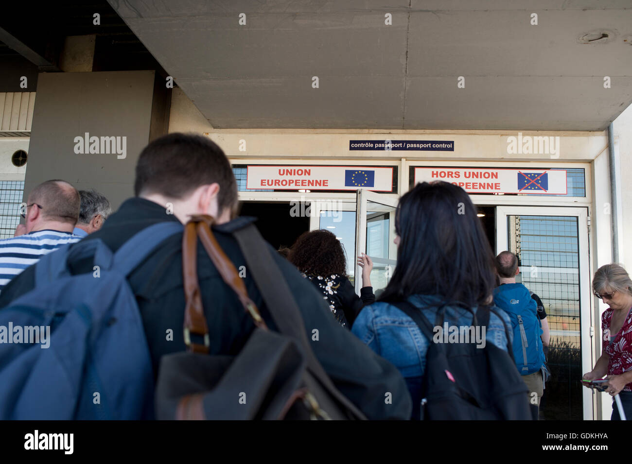 Warten französische Passkontrolle, mit einer Tür für Europäische Union und eine für nicht EU-Passagiere gehen Stockfoto