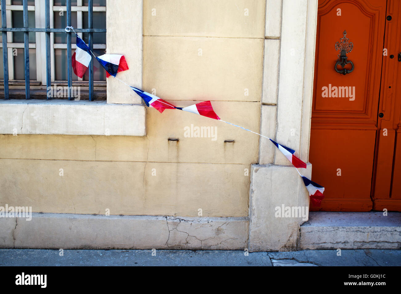 Frankreich. Arles. Fahnen der französischen Trikolore gegen eine Wand Stockfoto