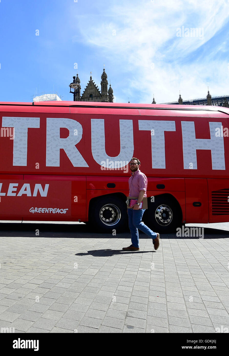 Der Wahlurlaub-Bus wird im Old Palace Yard, London, überholt, wo die "Lügen" über EU-Finanzierung durch Forderungen nach der "Wahrheit" ersetzt wurden, nachdem Greenpeace ihn erworben hatte. Stockfoto