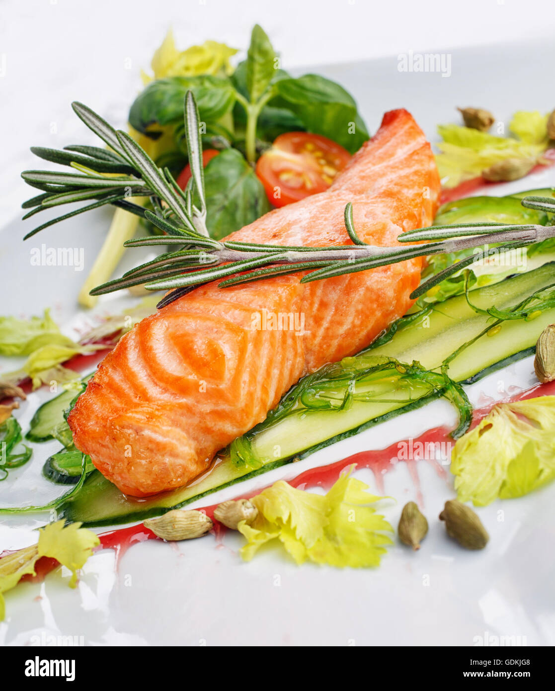 appetitliches Essen auf weißem Hintergrund Stockfoto