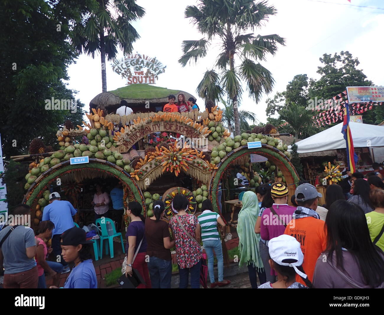 Koronadal City, Philippinen. 18. Juli 2016. Verschiedene landwirtschaftliche Produkte und Kunsthandwerk von South Cotabato wurden durch künstlerisch gestaltete Häuser in Koronadal Stadt angezeigt, während der 50. Jahrestag der Gründung der Provinz vorgestellt. Tausende von lokalen Zuschauer waren beeindruckt von der Kreativität der Bewohner der genannten Provinz in Mindanao. © Sherbien Dacalanio/Pacific Press/Alamy Live-Nachrichten Stockfoto