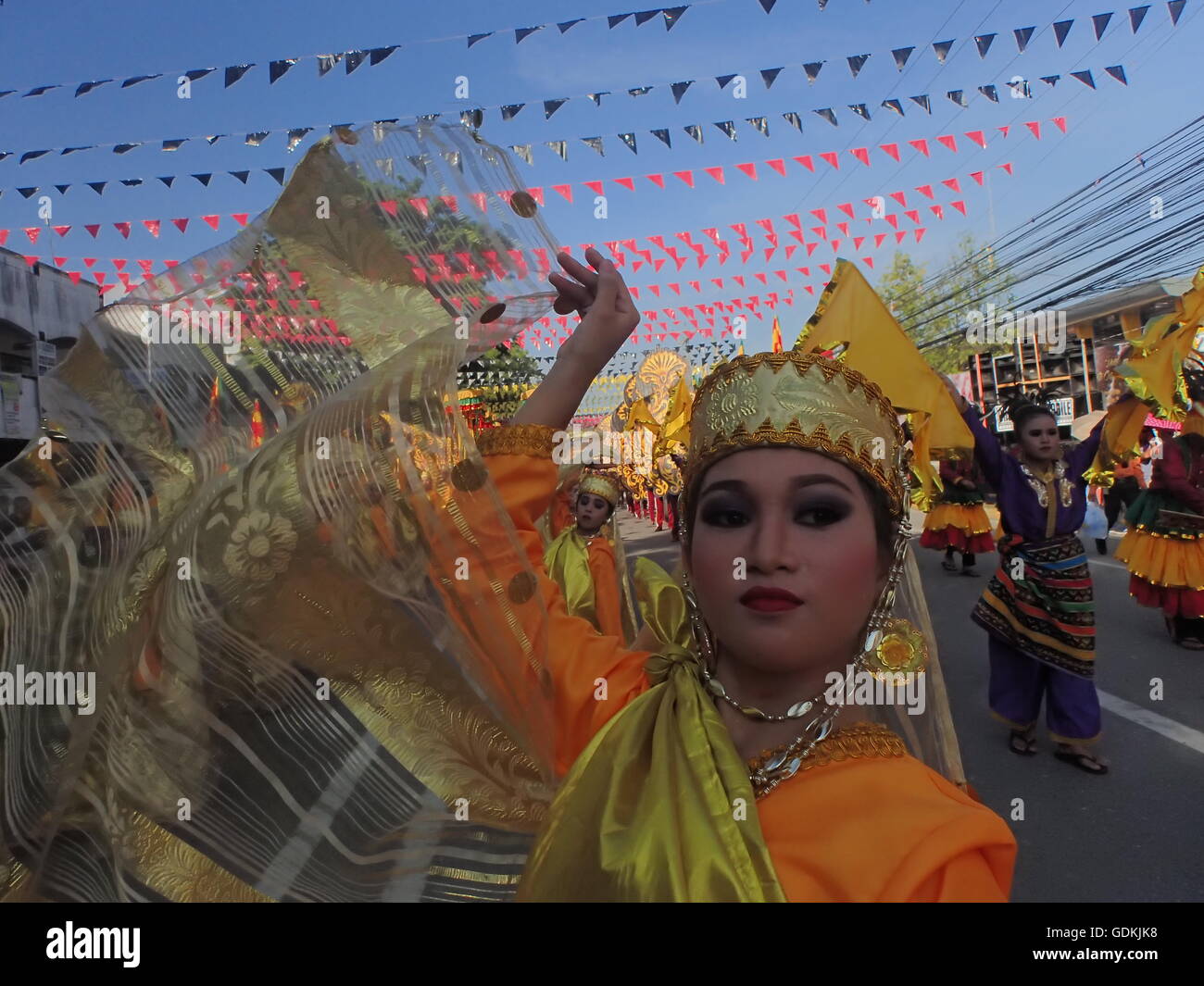 Koronadal, Philippinen. 18. Juli 2016. Die 50. Golden Anniversary of South Cotabato in Mindanao gipfelt mit der grand Street Parade tanzen, wo Tausende von lokalen touristischen genießen die lebendige Kultur der ethnischen Gruppe, Christen und Muslime in Harmonie in der einmal unruhigen Provinz verlassen. © Sherbien Dacalanio/Pacific Press/Alamy Live-Nachrichten Stockfoto